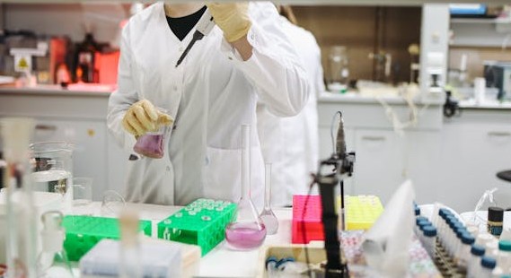 Laboratorio y equipo técnico trabajando en control de calidad